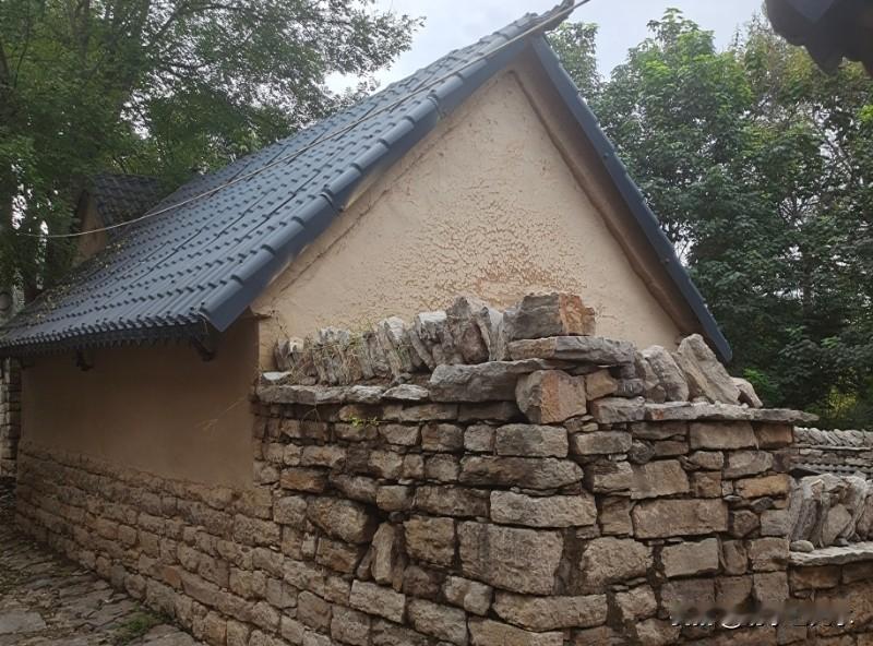 对农业和农村来说，最关键的还是保证粮食安全，没了粮食，稳定的基础就会受到破坏，无