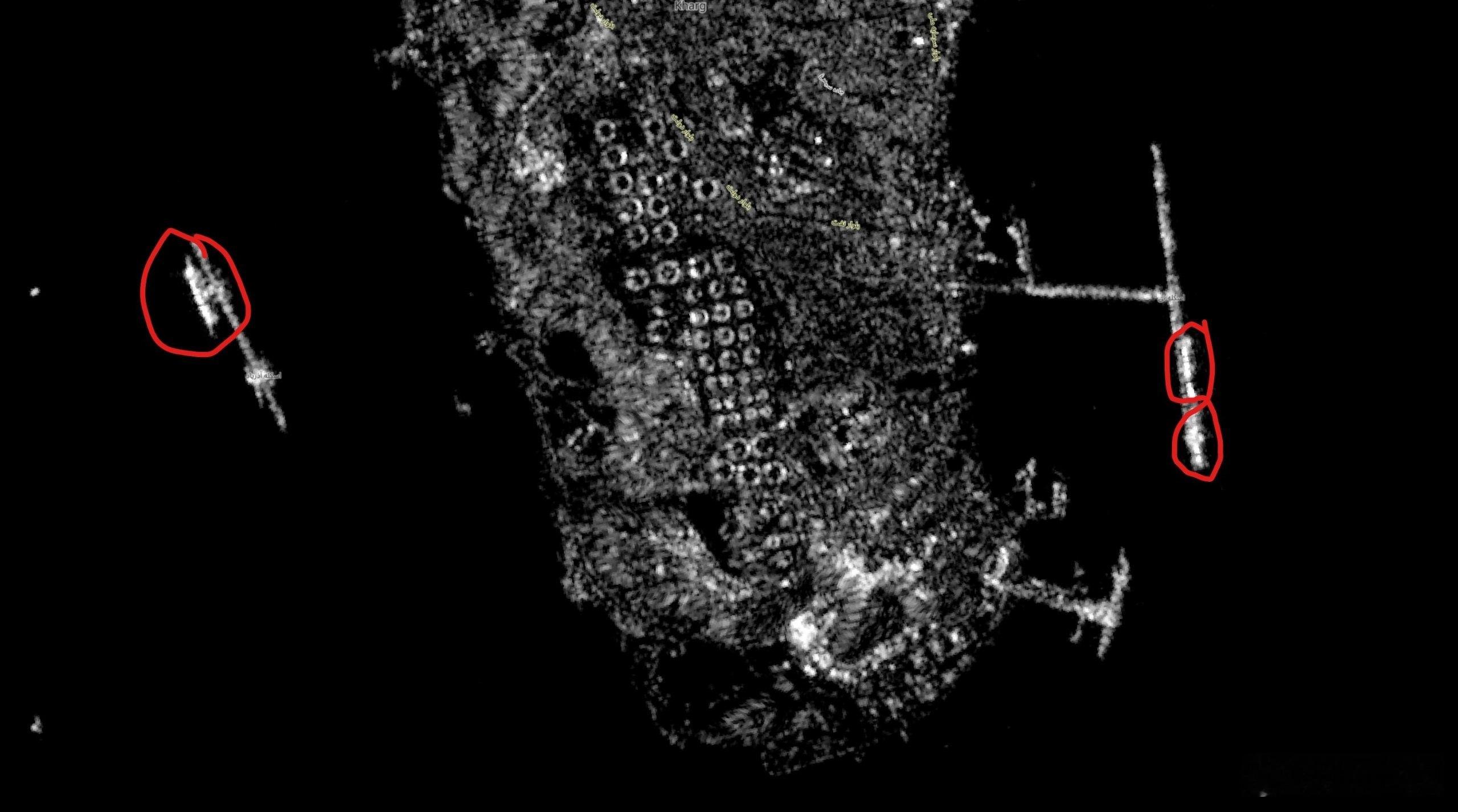 根據衛星照片，伊朗的哈爾格島至少有一艘油輪仍在裝載，碼頭還有其他油輪在等待，這與