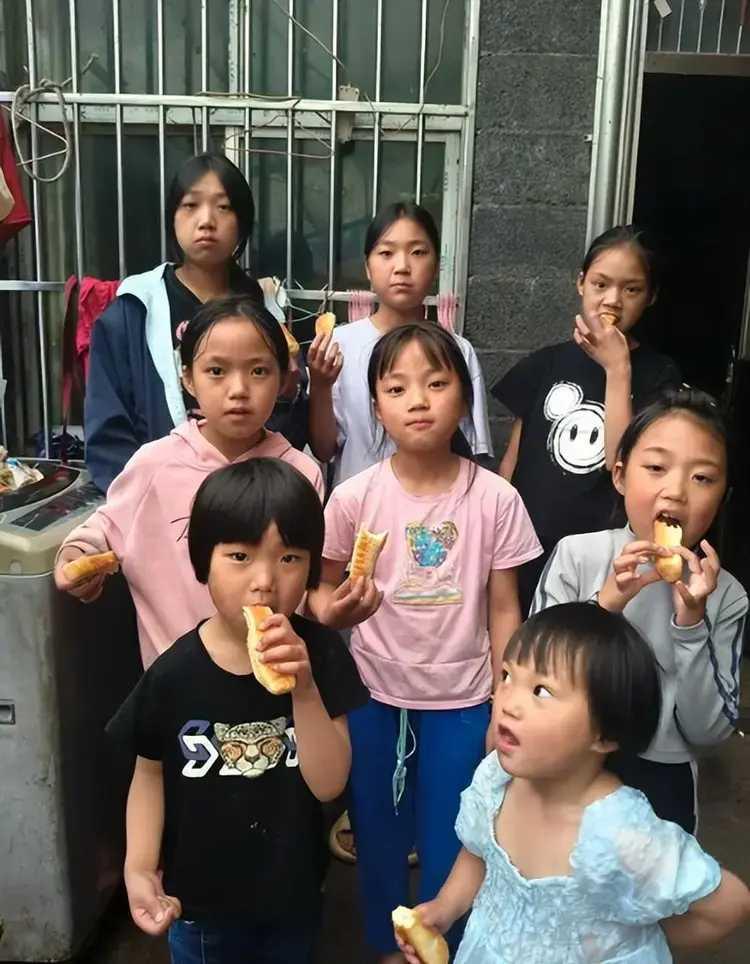 一女子网上为8个女儿征婚 。
还以为她们都到了适嫁年龄，谁知她们最大的也还过十来