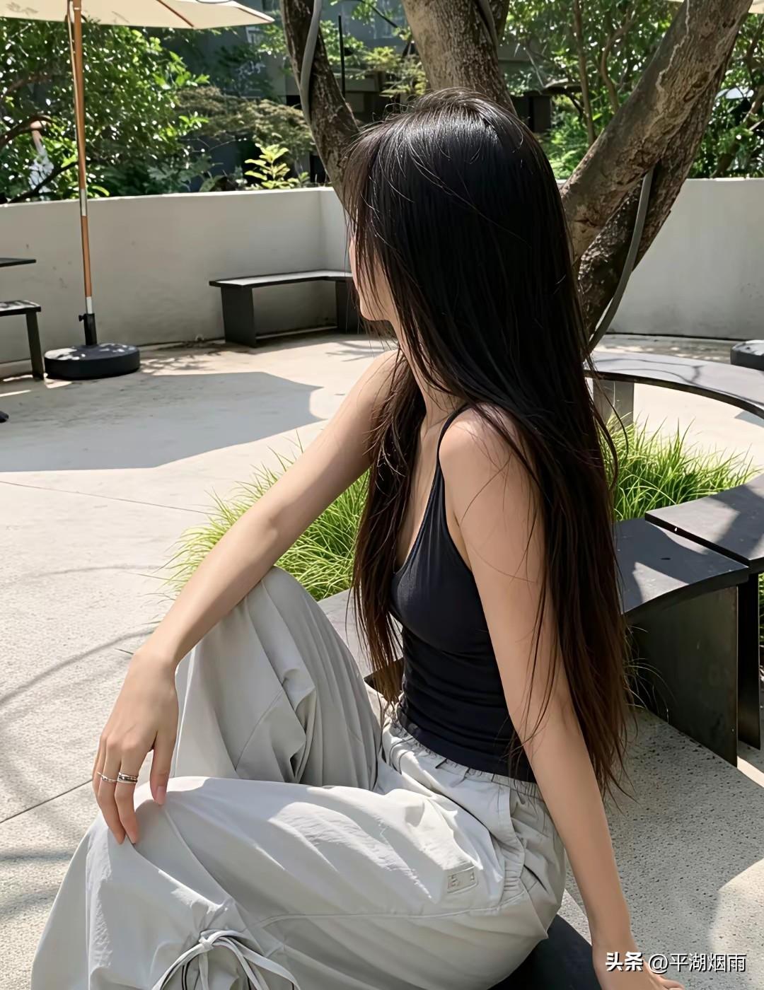 鹧鸪天

水榭风柔柳色斜，轻罗漫曳映窗纱。
眉如远黛含清韵，目似秋波蕴月华。
拈