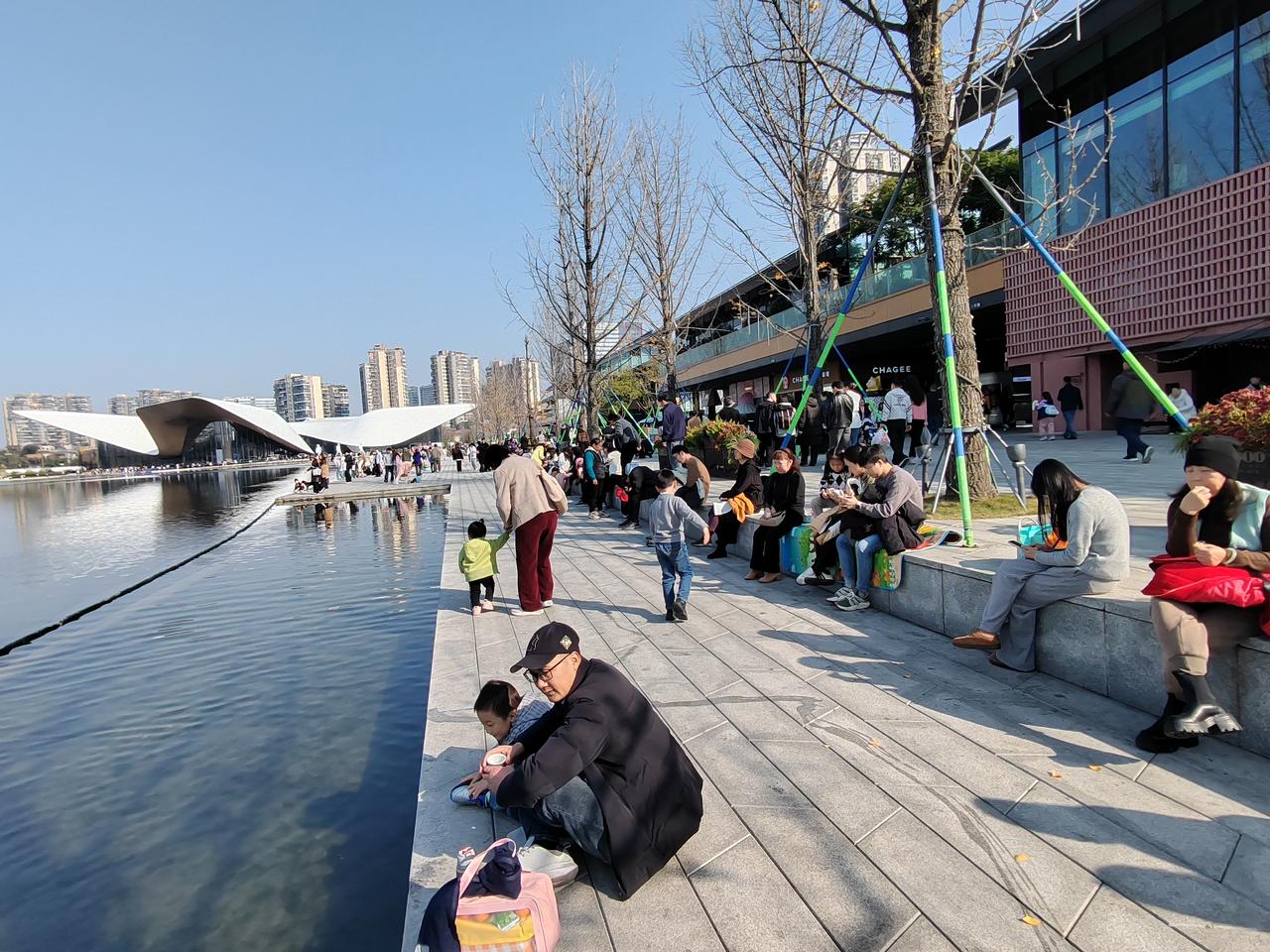 天气好，晒太阳人真不少！