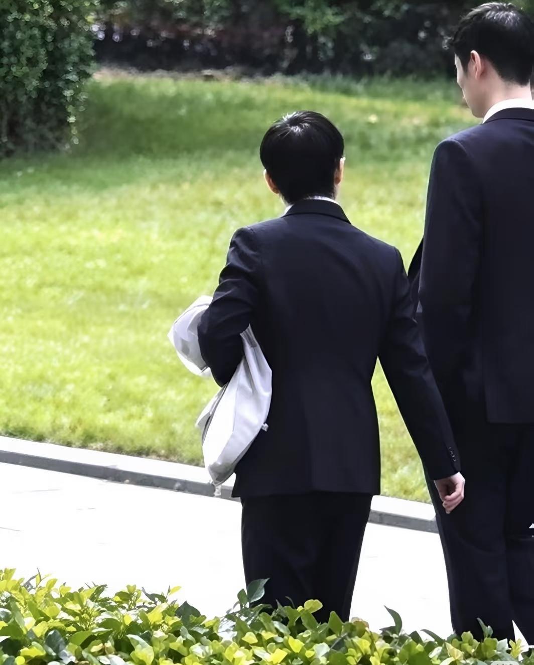 莎莎太飒了！
伦敦世乒赛回来，莎莎又开始忙碌的生活，一身正装和王励勤一起参加活动