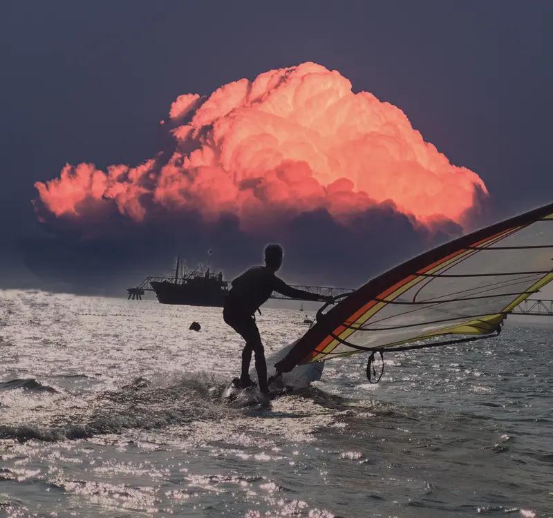 在应对命运挑战过程中，灵活度和坚韧度是保证人生航船穿越风浪的罗盘和动力。