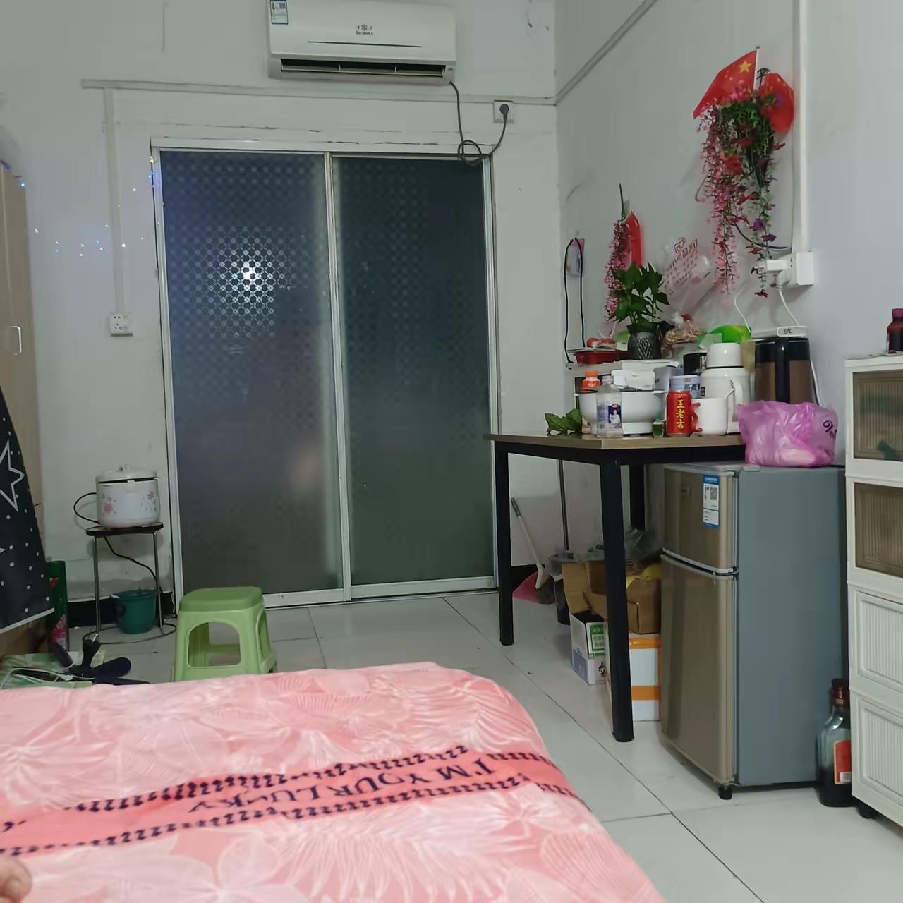 不到一个月没见老婆，我就跑到她进厂附近的出租屋去了。这一路可真是折腾，长途奔波，