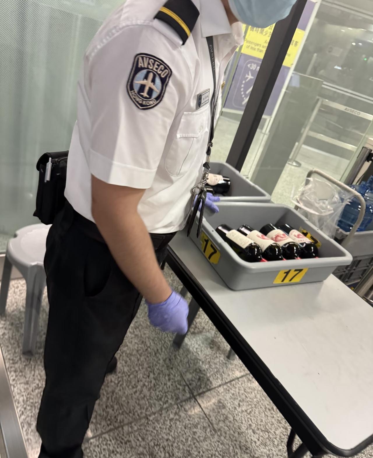 老爸辛辛苦苦背的酒中转不让带，笑死
老年人出来玩酒不能少，天天喝点酒觉得蛮好，非