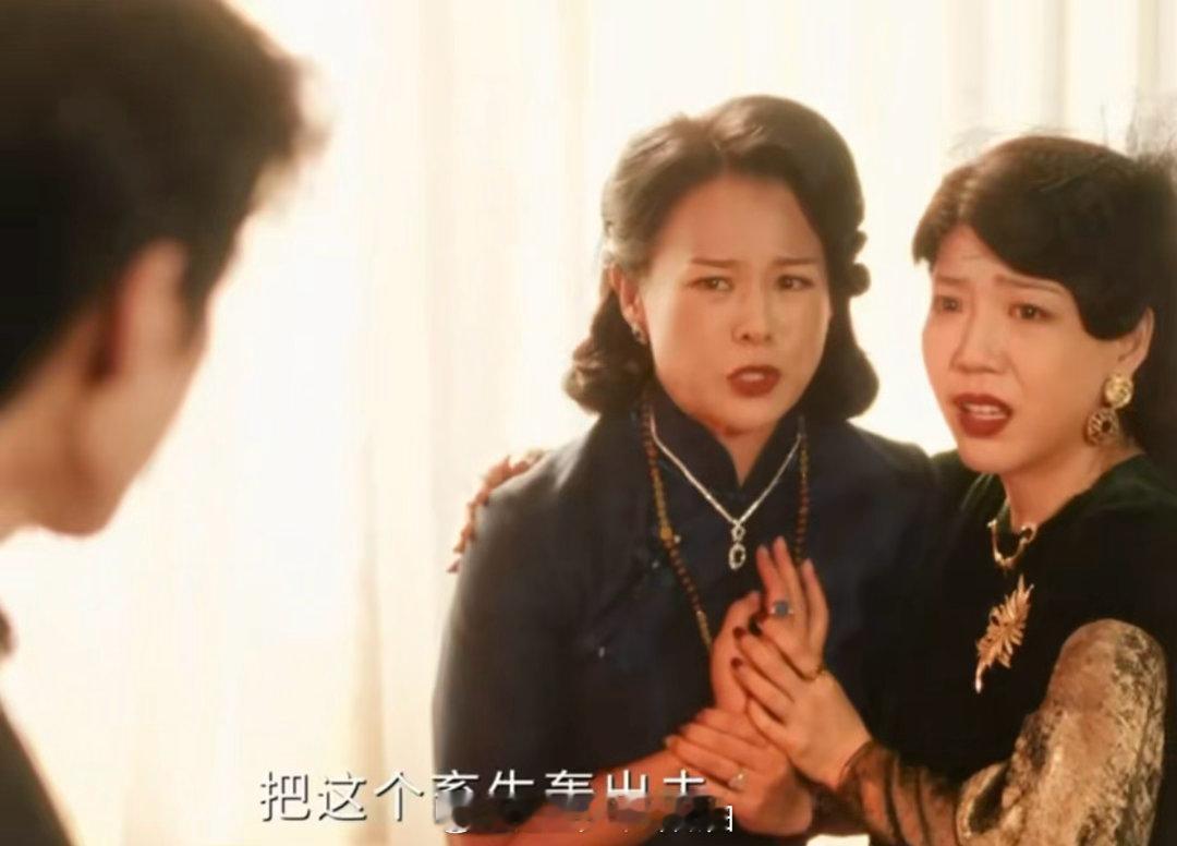 这段完全是张凌赫的演技大赏这一秒过火前一秒还在和母亲对峙宣泄情绪，满身锋芒，下一
