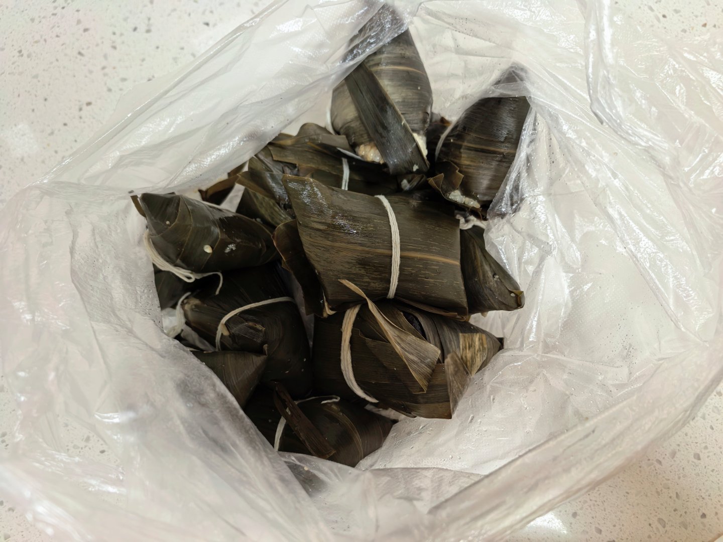 知道我会睡懒觉早上来送粽子直接挂门把手上 懂我的人都懂