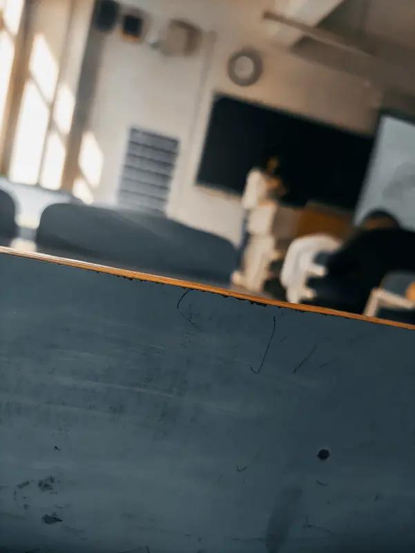 那个被阳光照亮的角落

初秋的教室里，阳光透过斑驳的梧桐叶洒在课桌上，却唯独照不