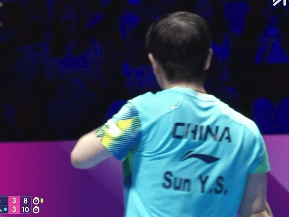 自信的，游刃有余的 