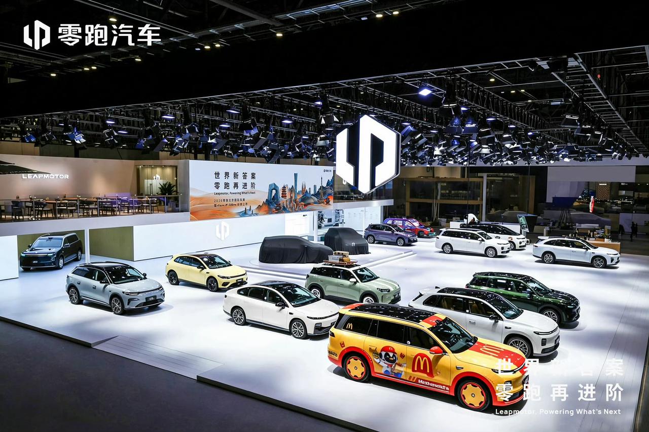 零跑D19在北京车展亮相了麦当劳联名款，跨界创意把大块头车身衬得很灵活。
大家之