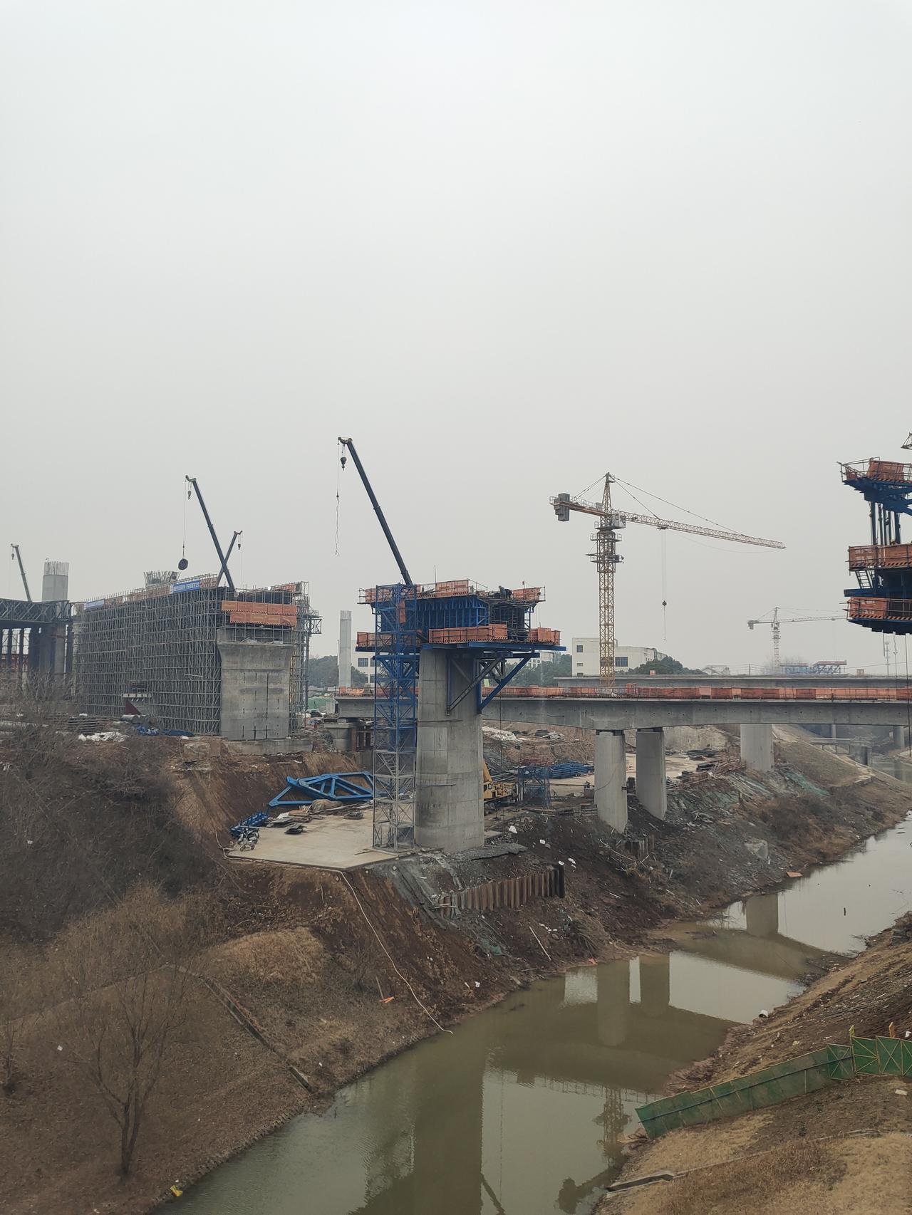 接入南京北的各种线路都在热火朝天的施工赶进度！！