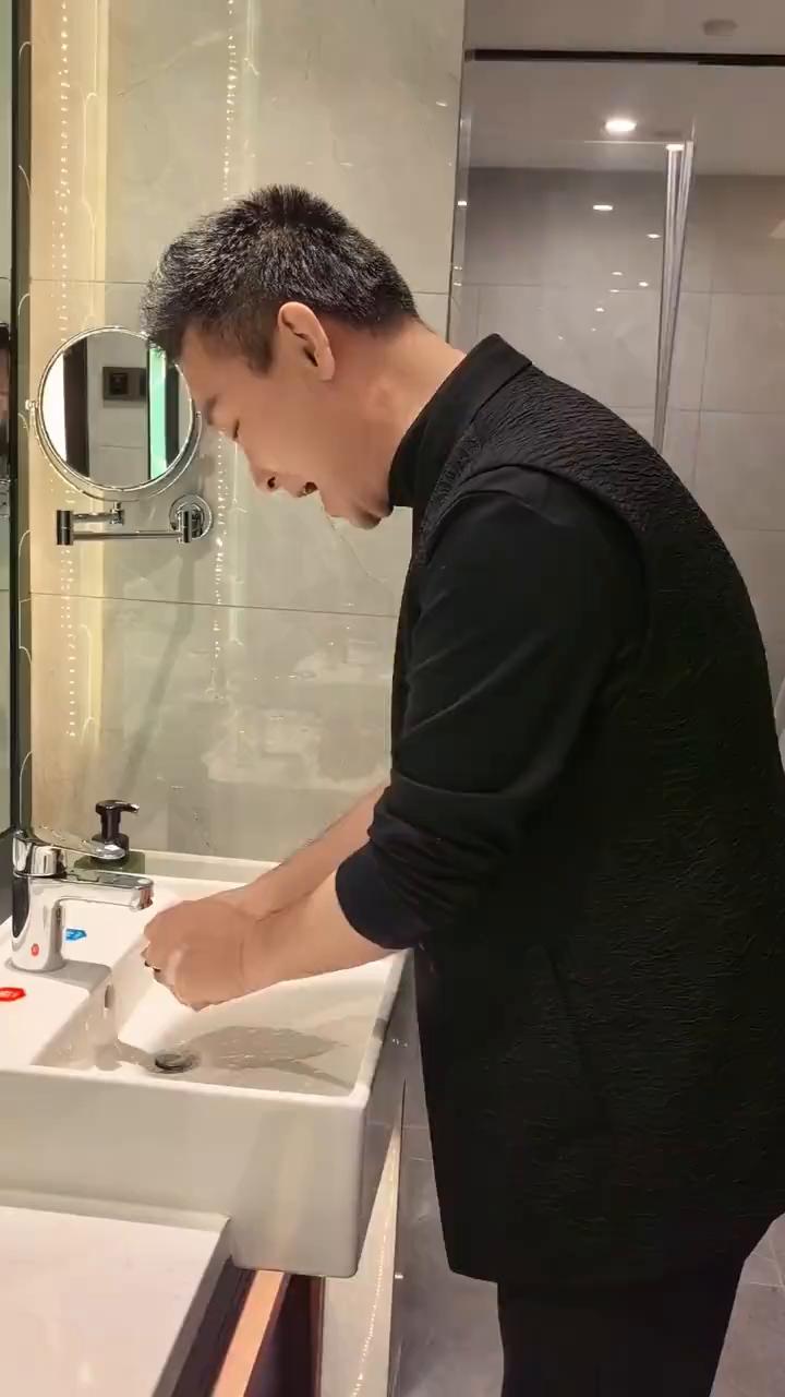 绿油油的那个啥呀？丰收的望呀望不到别，迈向飘千里，歌声随风传，丰收的庄稼，不要忘