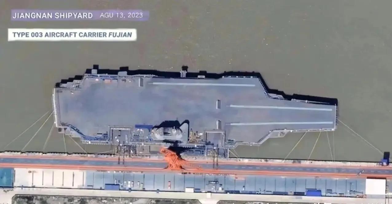 福建舰电磁弹射器有个不小的缺陷，就是前升降机出口位置被1号弹射器挡焰板挡住了。这