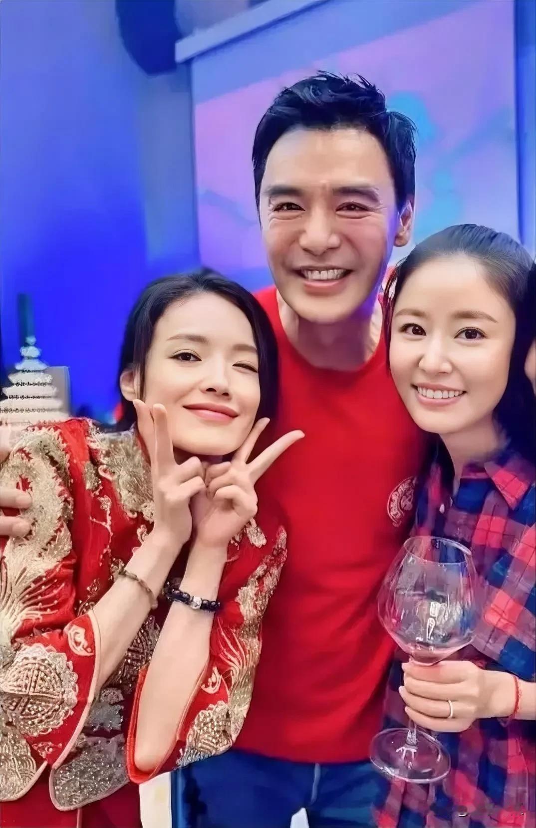 舒淇和林心如谁更有韵味？林心如打扮简单可爱，展现出温婉气质；舒淇身着中式礼服，尽