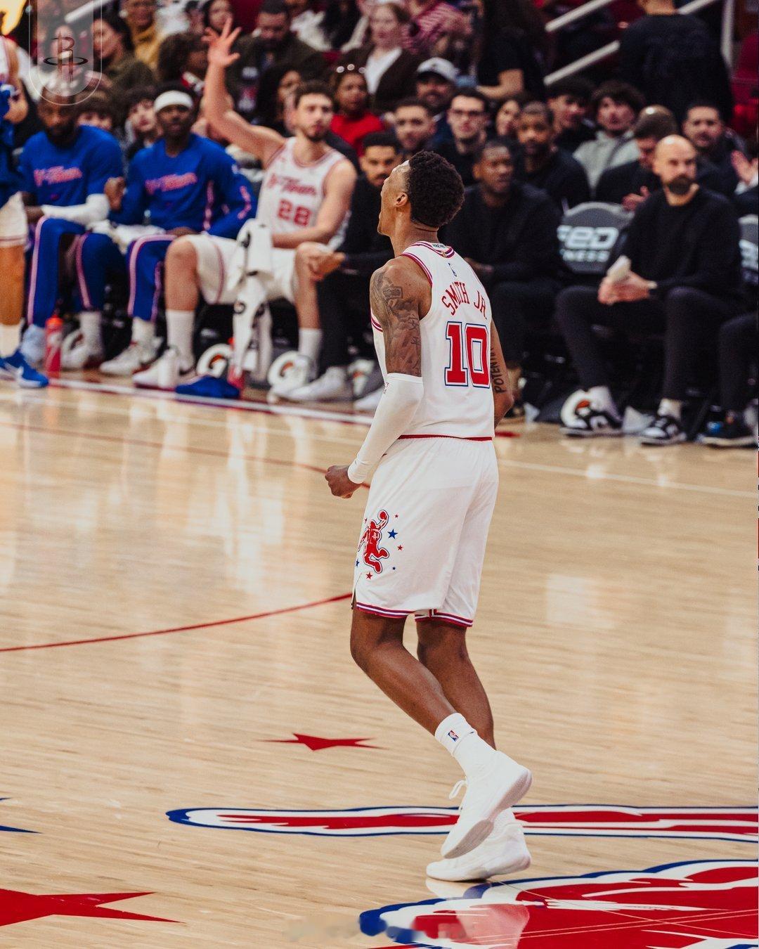 记者：“拥有一群即使在你表现挣扎、经历起伏时也能支持你的队友有多重要？”小贾：“