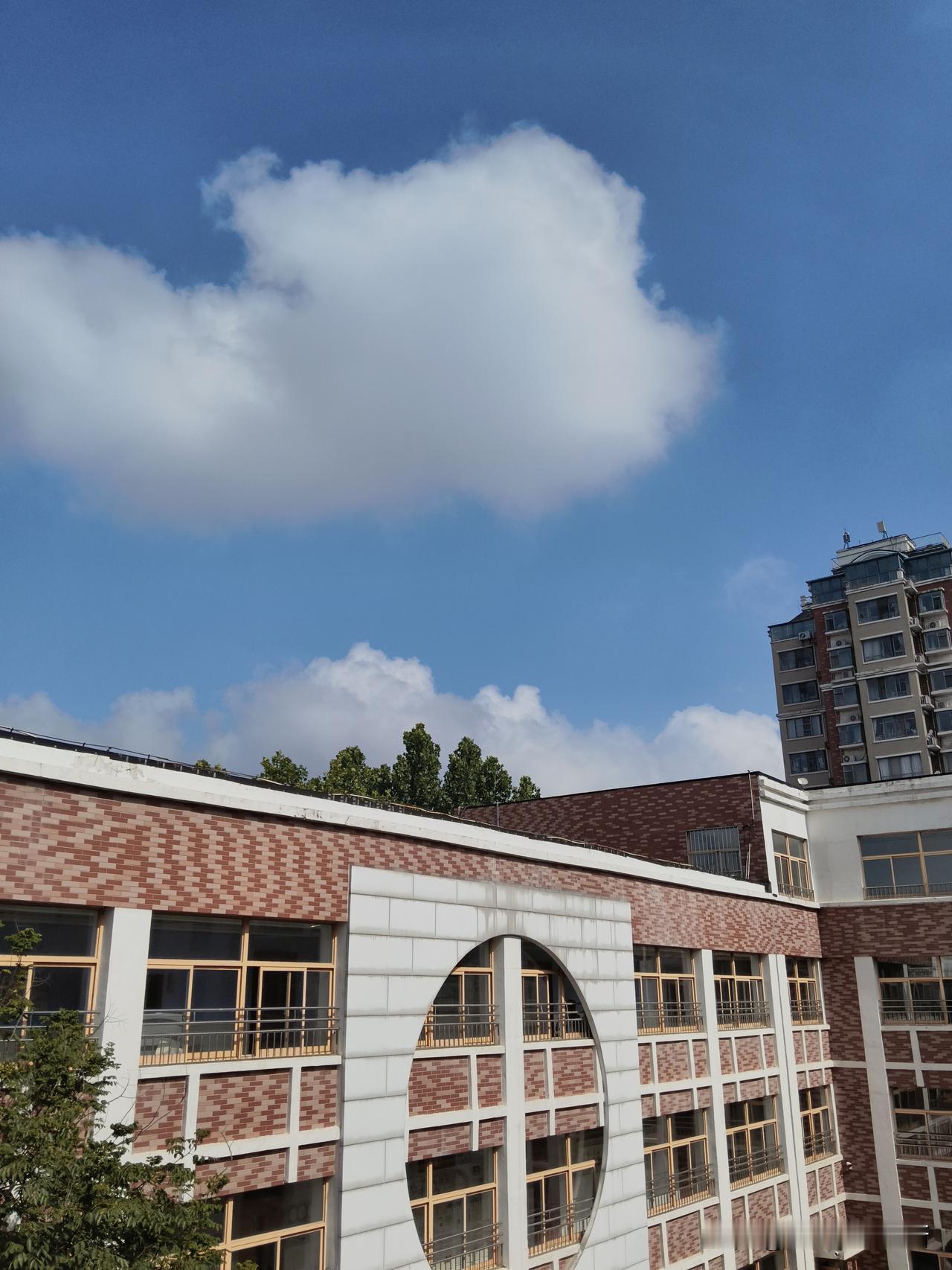 家里餐桌，不是餐桌，茶几不是茶几，沙发也不是沙发。

餐桌是展台，茶几是摊位，沙