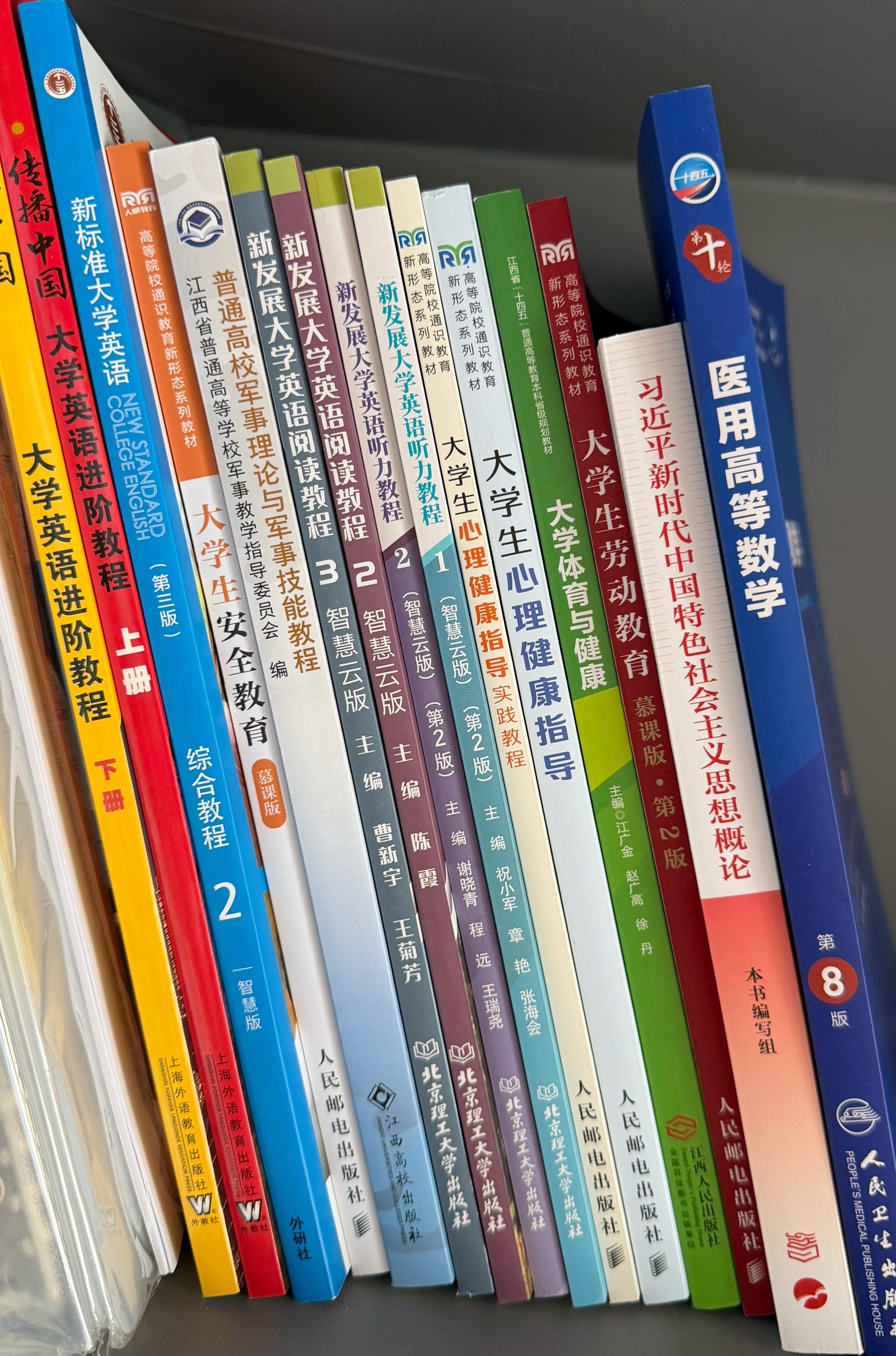抱了十五本书回来 爬五楼 已累晕[裂开] ​​​