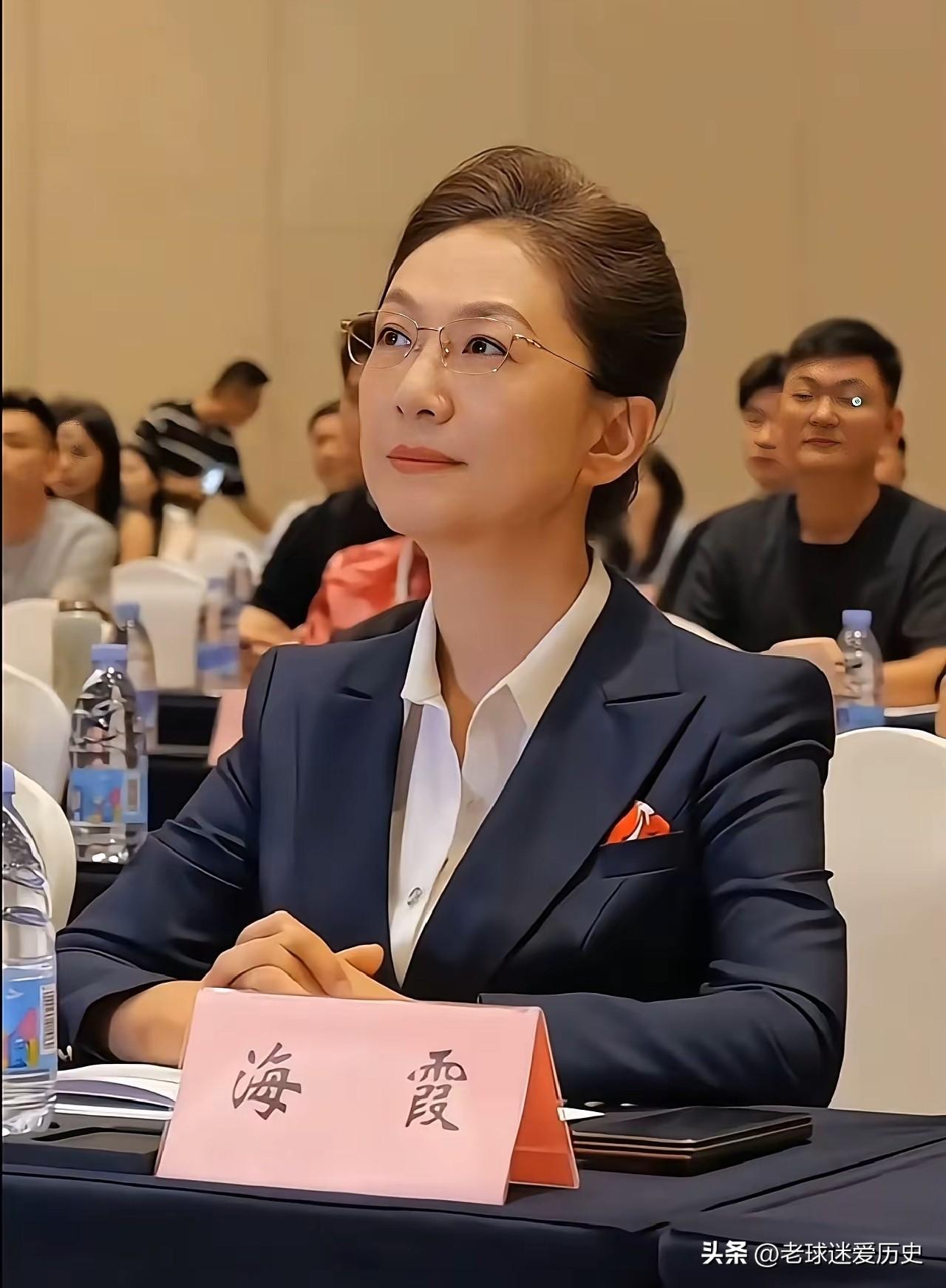曾经的央视一姐，如今成为河南大学的副校长，这长相、这气质真是无敌了！