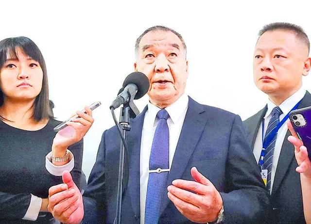 被指控的直升机叛逃者因密谋将一架美国直升机运往中国而被捕，因为中国向他开出了 1