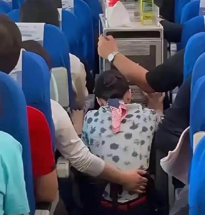 那个逼空姐下跪的乘客，接下来可能面对三个后果：被网友骂、朋友躲着走、同事领导有看