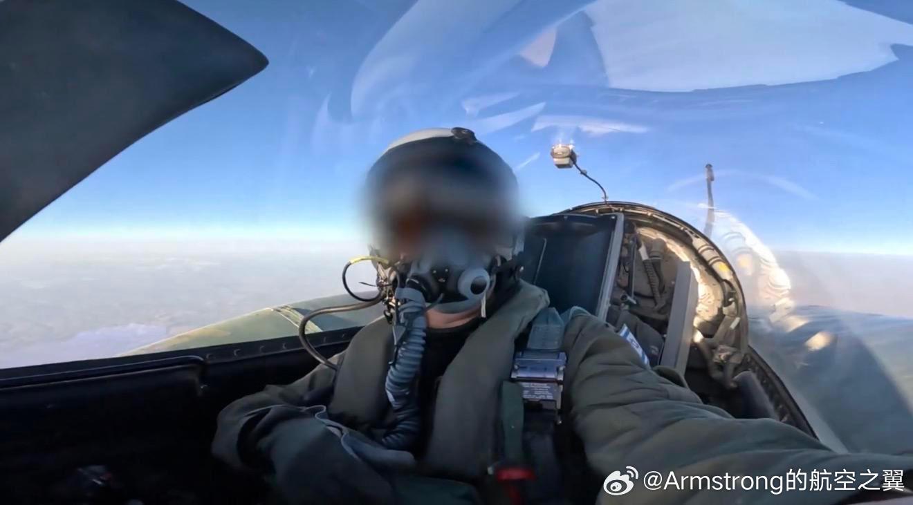 以色列F-16I“风暴”战斗机的后座在伊朗上空自拍。 