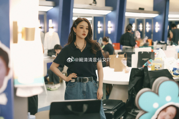 接阚清子浪姐成团这段乘风之路，你褪去怯懦、突破局限，用踏实努力交出成长答卷。不必