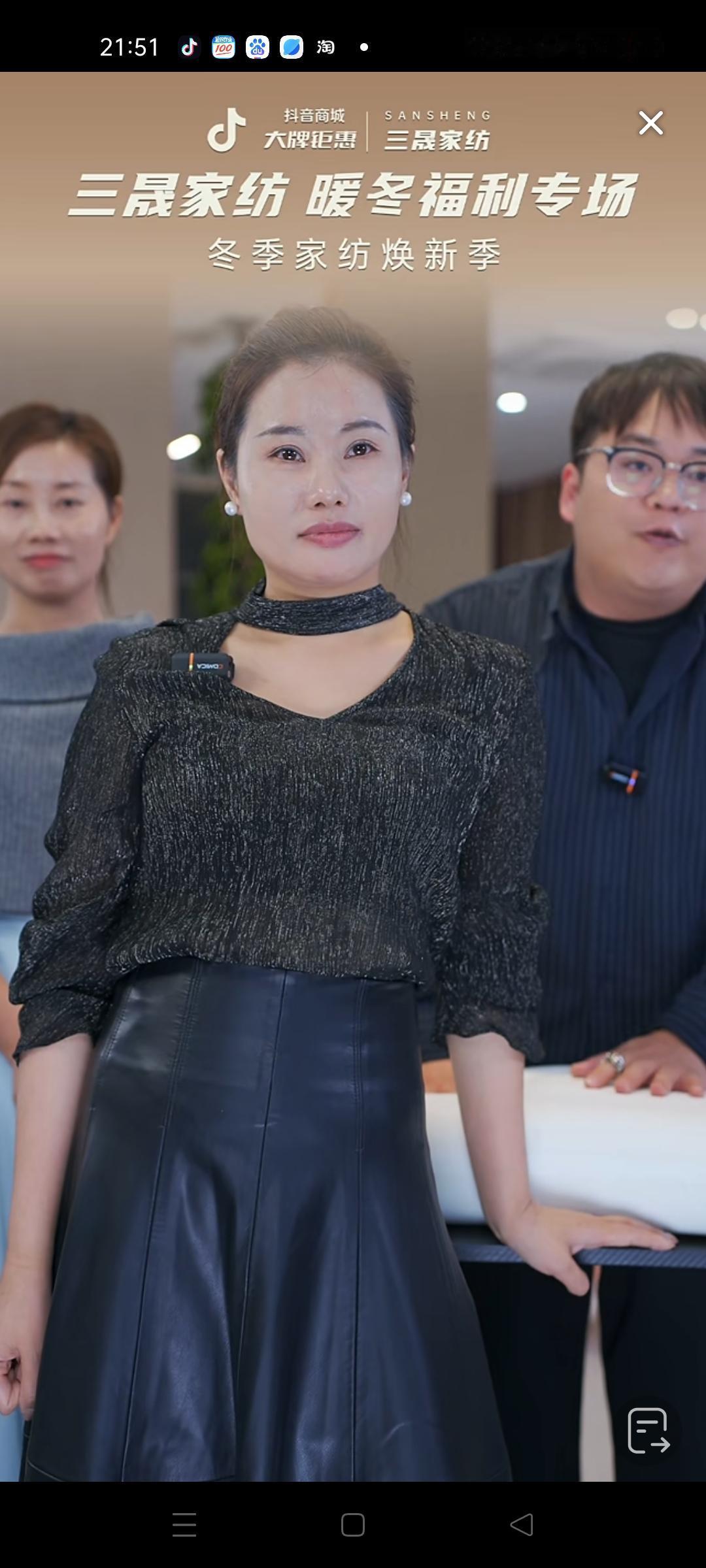 喜欢杨妞花在直播间里自信放光芒的洒脱气质，她时而含蓄，时而温婉，特别养眼，祝福杨