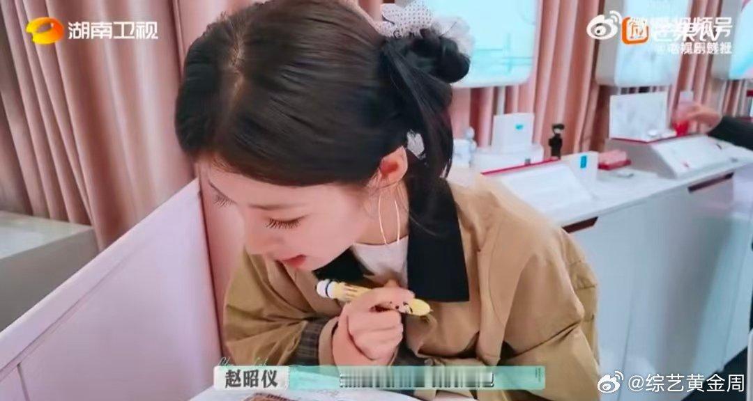 赵昭仪开发法国人脉巴黎合伙人名场面巴黎合伙人 赵昭仪的社交力绝了！在法国借道具硬