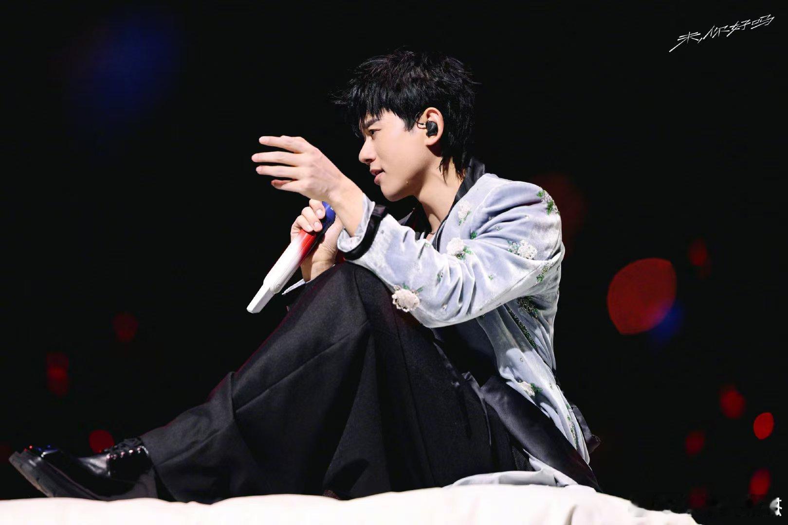 张杰献唱电影生活 电影频道开播30周年主题曲《电影生活》MV上线，张杰清亮嗓音唱