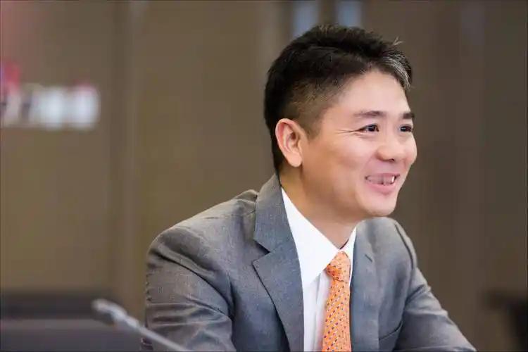 光明村老人现场领到助听器 刘强东这些年对家乡父老的回报大家有目共睹，不仅发钱发物