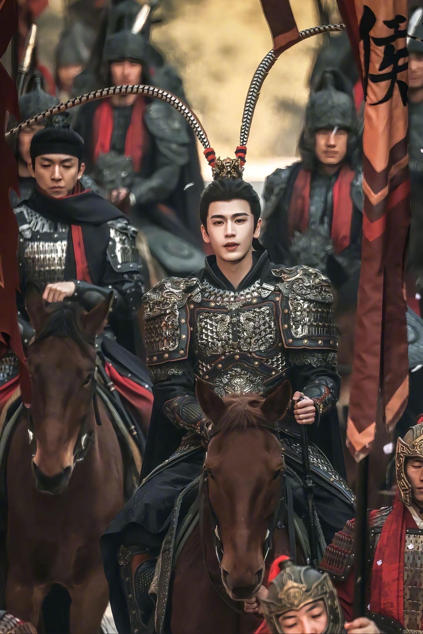 #早安咪语##央视新闻夸了张凌赫雉鸡翎造型#雉尾翎紫金冠一戴，少年英气十足，将东