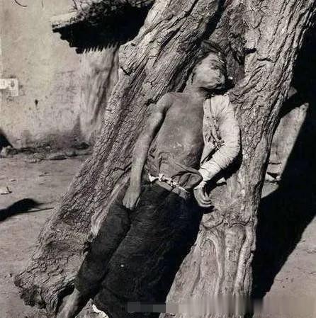 这是一张15岁红军女战士牺牲时的遗照！
照片拍摄于1937年初的甘肃高台，照片上