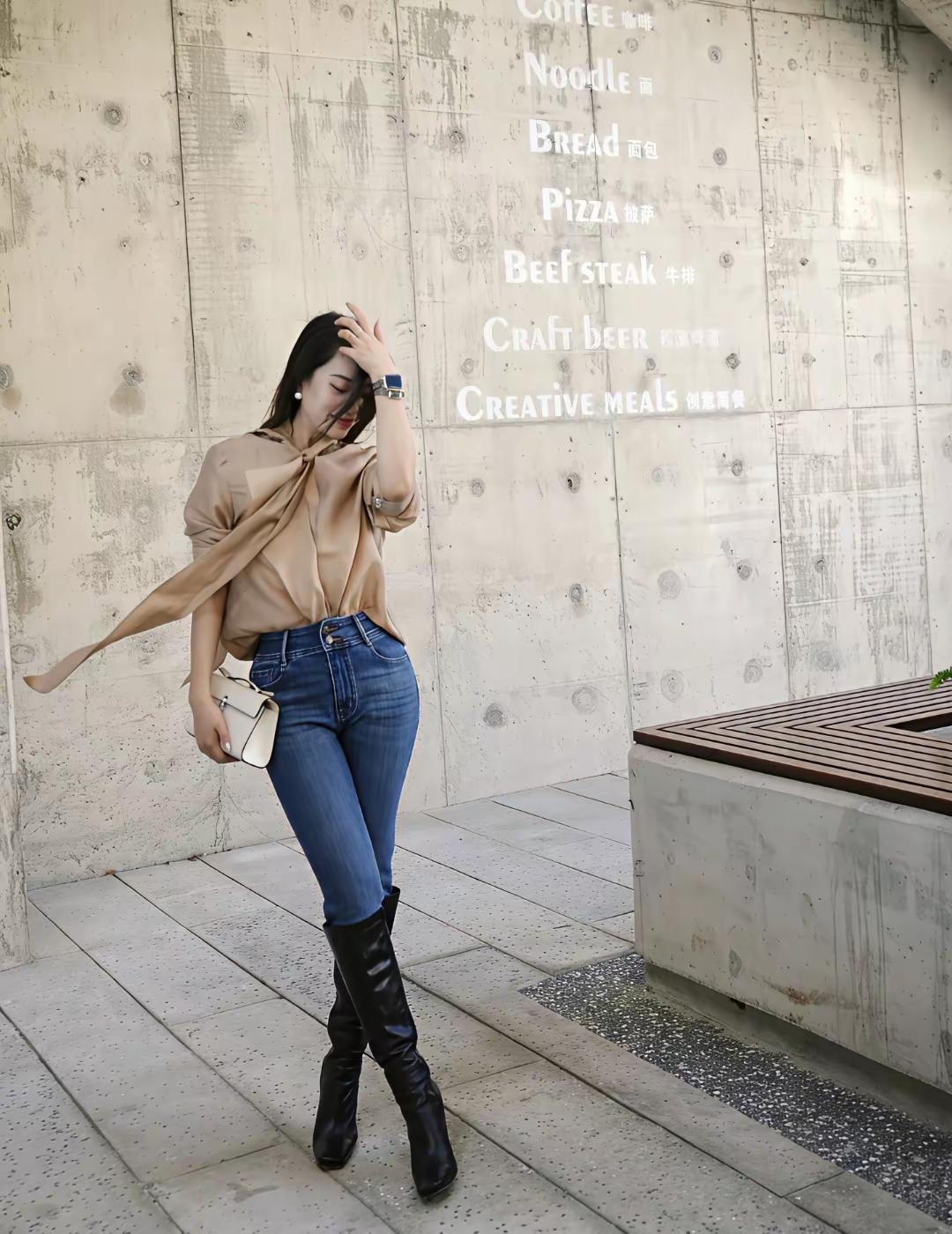 对联
上联：天生丽质；
下联：[作揖][作揖][作揖]。