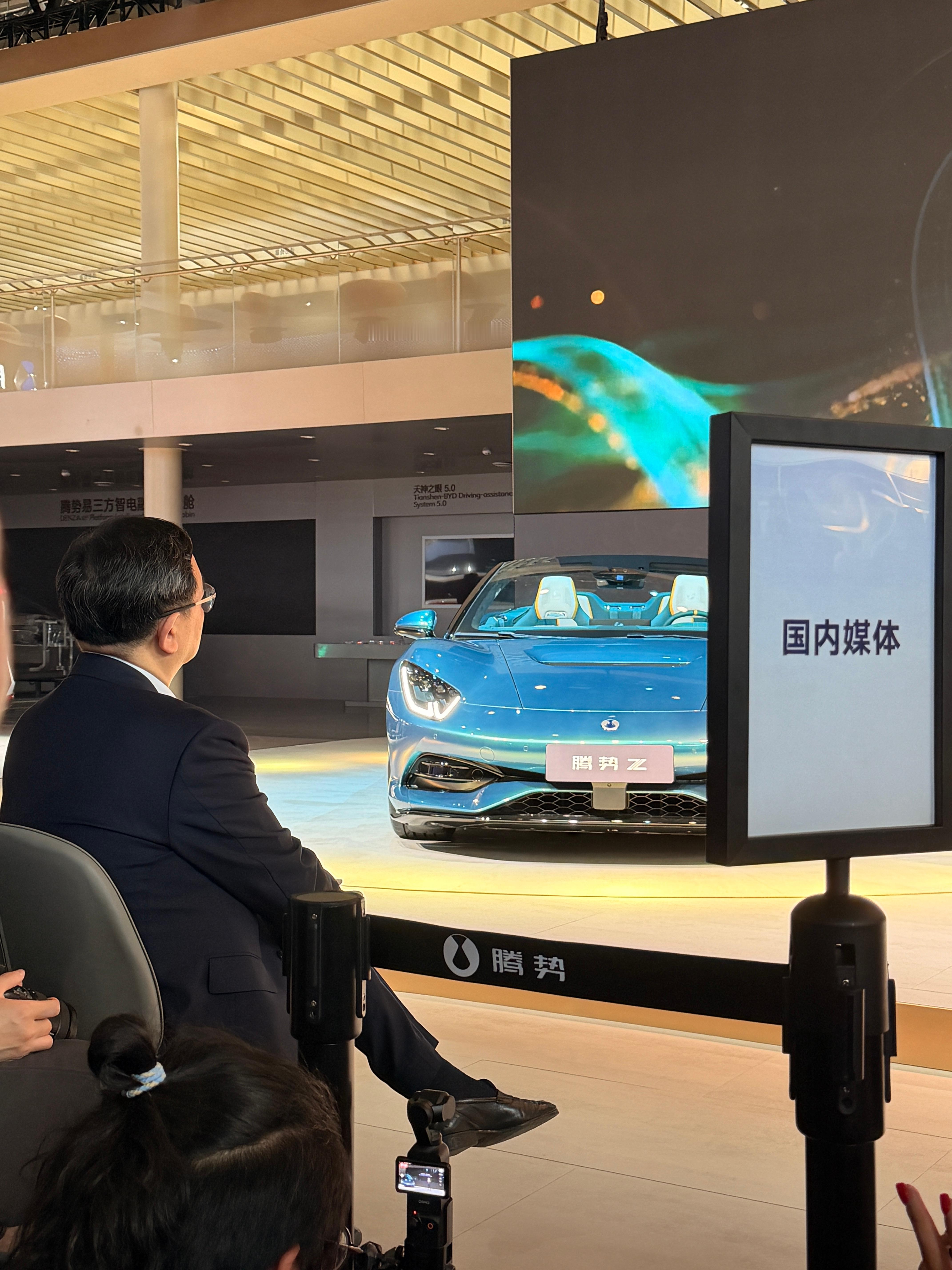 在地铁里偶遇万亿市值公司的总裁。刚腾势Z发布会完事还想着找船夫哥合影，结果一眨眼