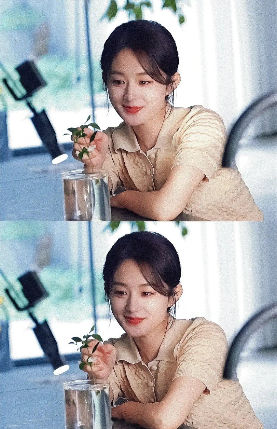 赵丽颖身穿黄色针织套装，一头低马尾造型，温馨唯美，温柔知性，从她身上看到了岁月静