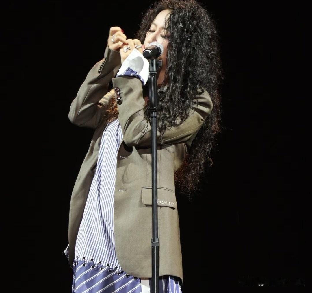 陈粒演出时耳返爆炸这事儿，真的太让人心疼了。

10月26日在四川峨眉山音乐节上