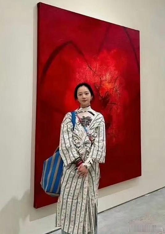 李梦观画展，着装随性，或许因难觅佳服，遂选睡袍亮相。 
