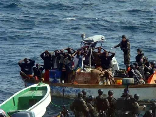 霍尔木兹海峡再传险情，国际航运要道遭遇突发袭击，船上中国籍船员安危备受关注。5月