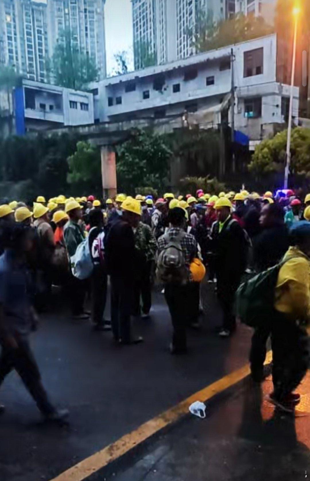 大早上天刚蒙蒙亮，贵州自由市场已经人头攒动了 