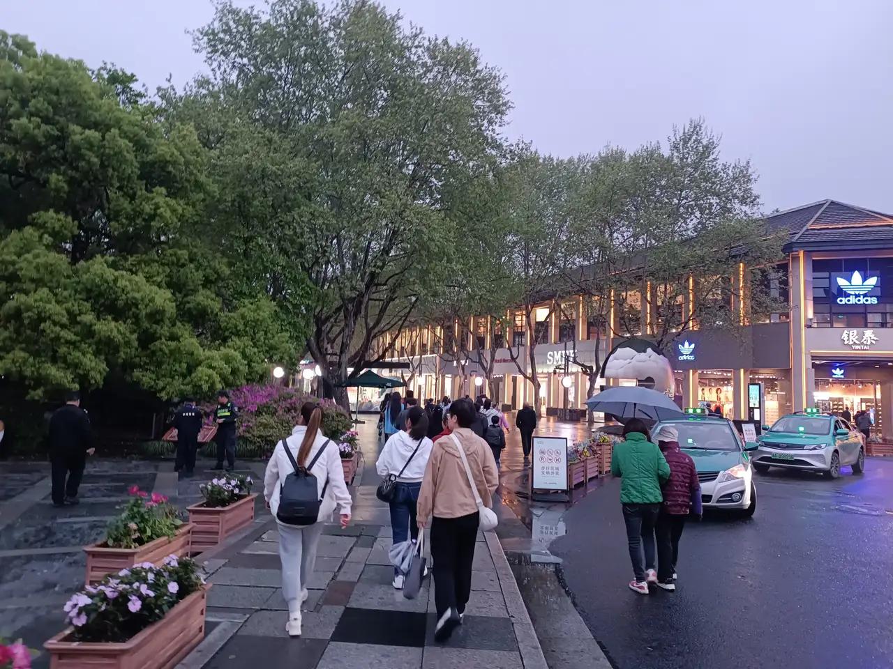 杭州西湖最热闹的依然是湖滨公园而且这里的美女和网红最多，穿汉服的帅哥和美女也最多