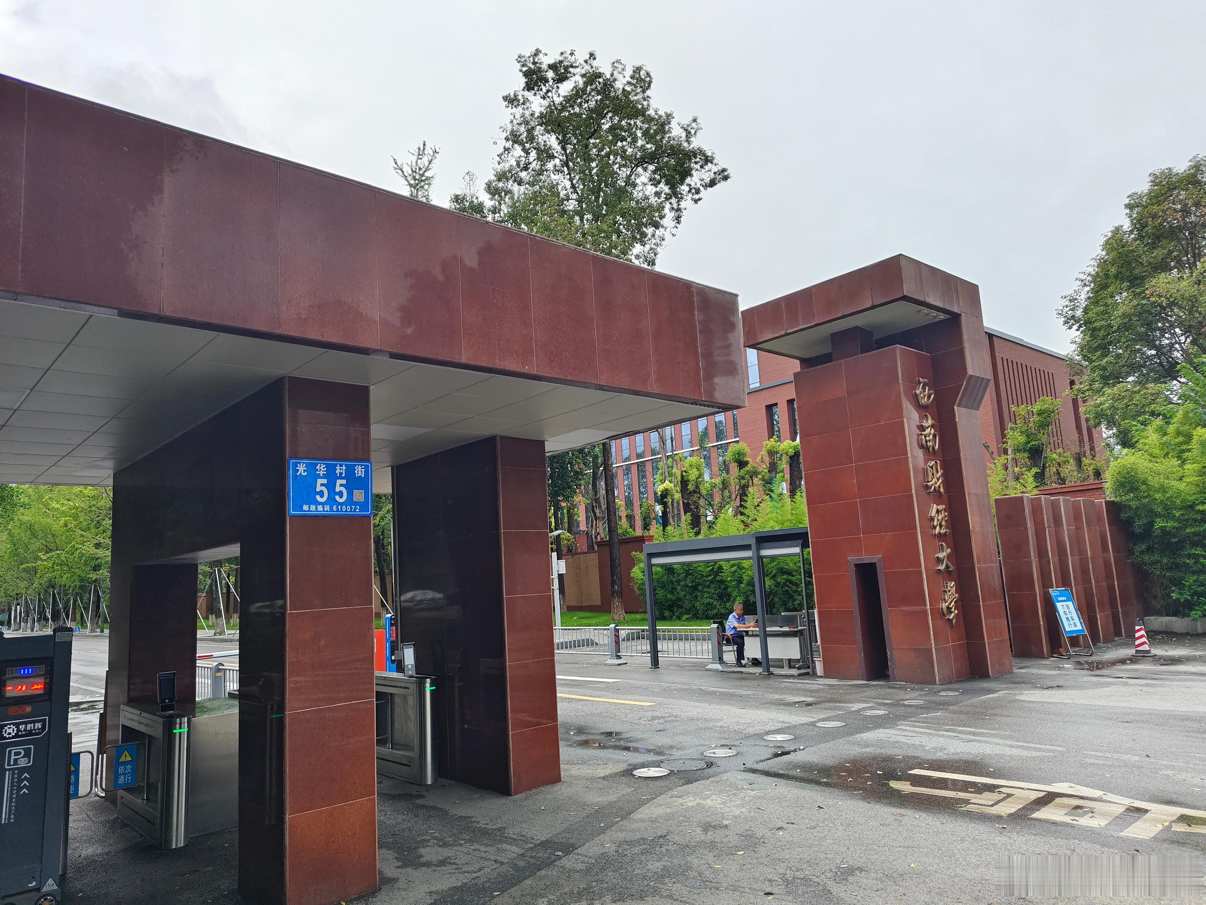 时间，不能以固定的参照去衡量，比如这些不变的场景，不经意就看了二十几年。时间，也
