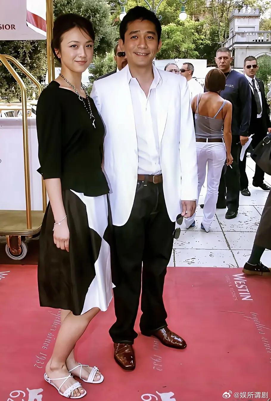 两位明星年轻时候的照片 