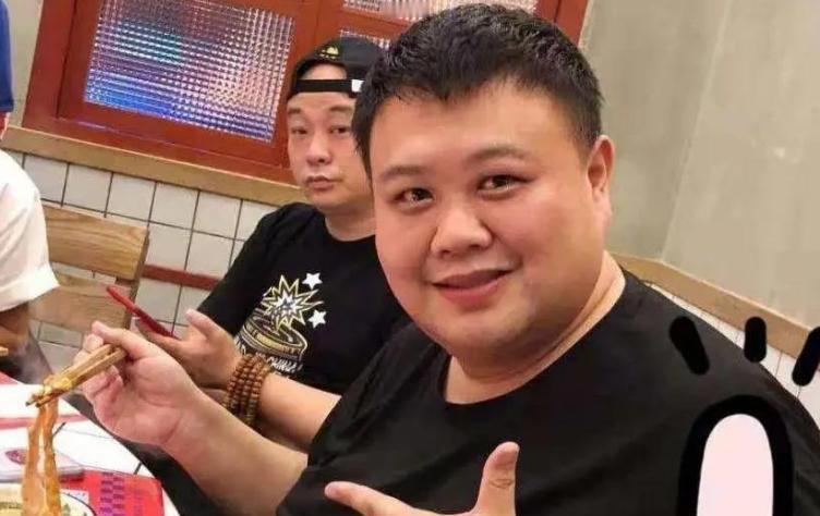 有一次，郭德纲对孙越说：“如果你能做3个俯卧撑，我就给你100万。”

在北京某