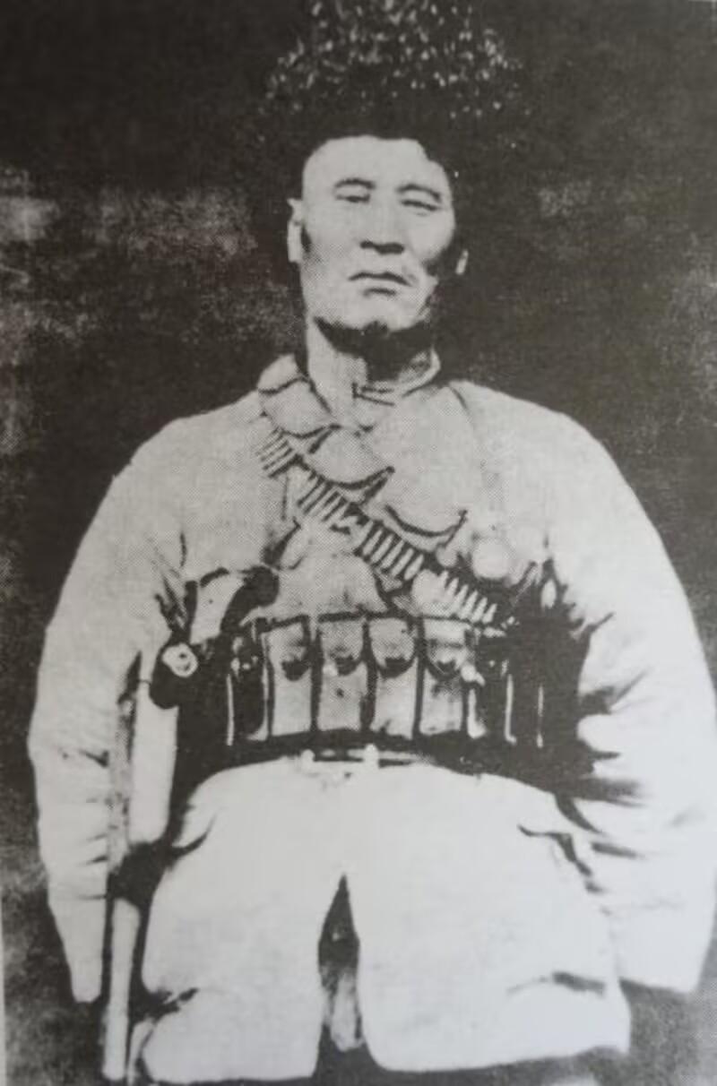 1942年，有人向马步芳告密，说马彪有野心，想脱离青海，马步芳听后，便飞往重庆，