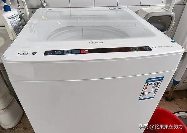 你想想，咱们传统的晾晒，衣服是干了，但干完也硬了。毛巾摸上去剌手，秋裤缩水缩得没