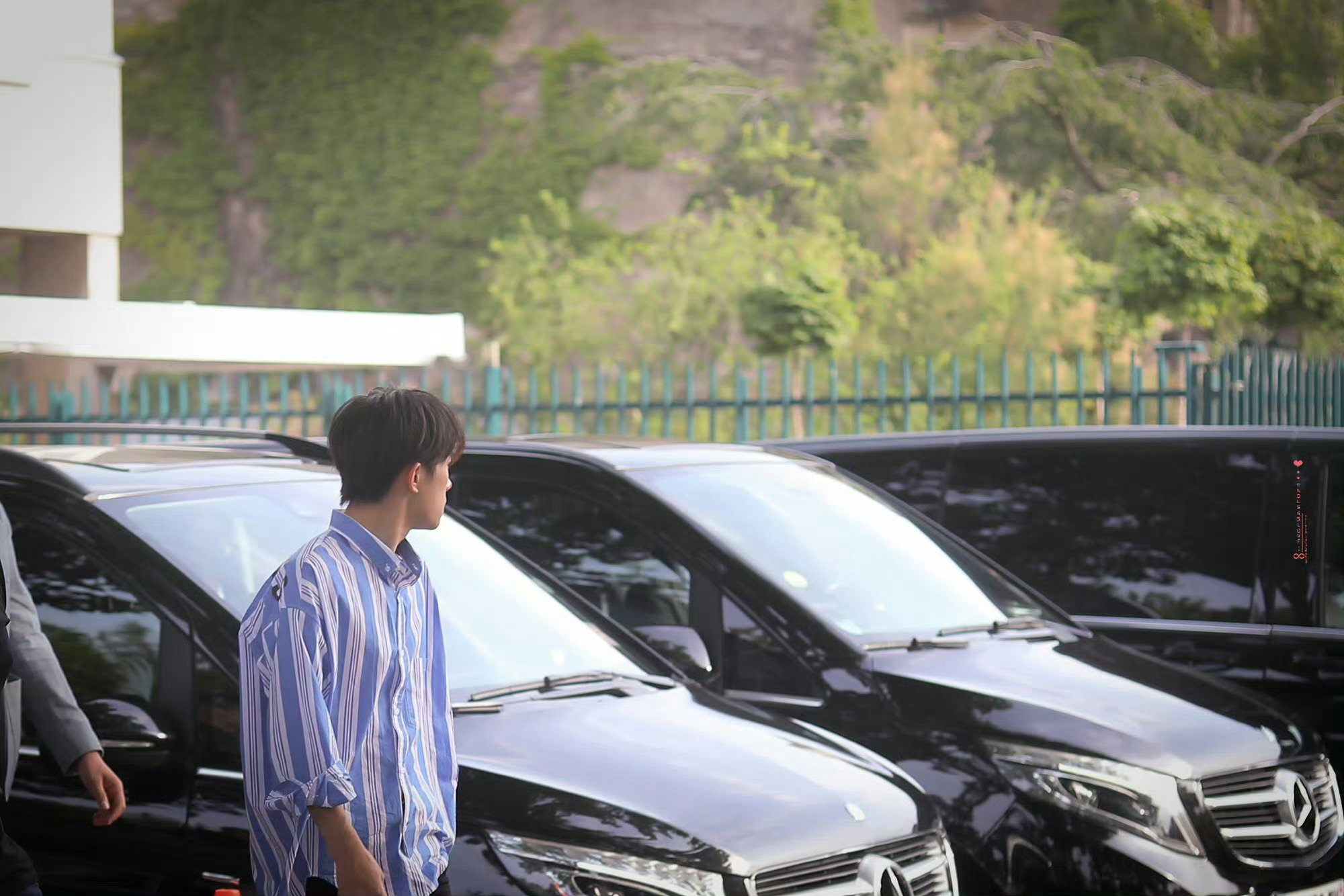 全网捞这个条纹衬衣帅哥四字 易烊千玺 yyqx 四字弟弟易烊千玺慕思品牌全球代言