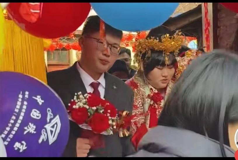 这闺女终于嫁出了，大衣哥的女儿朱雪梅今天出嫁。她的男人还挺精神，如果朱雪梅不是大