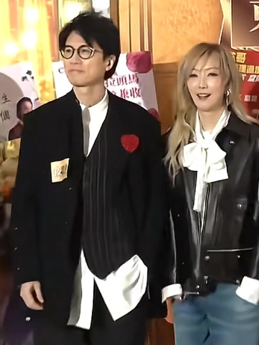 很难想象，这组照片是65岁的黄子华和53岁的郑秀文

两人同框出席《夜王》的宣传