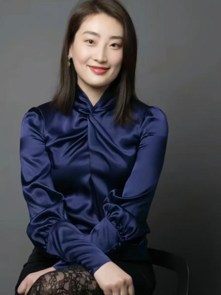 实锤来了！
宗馥莉让分家产的闭嘴


宗馥莉没和二叔打嘴炮，
直接打开三份文件。