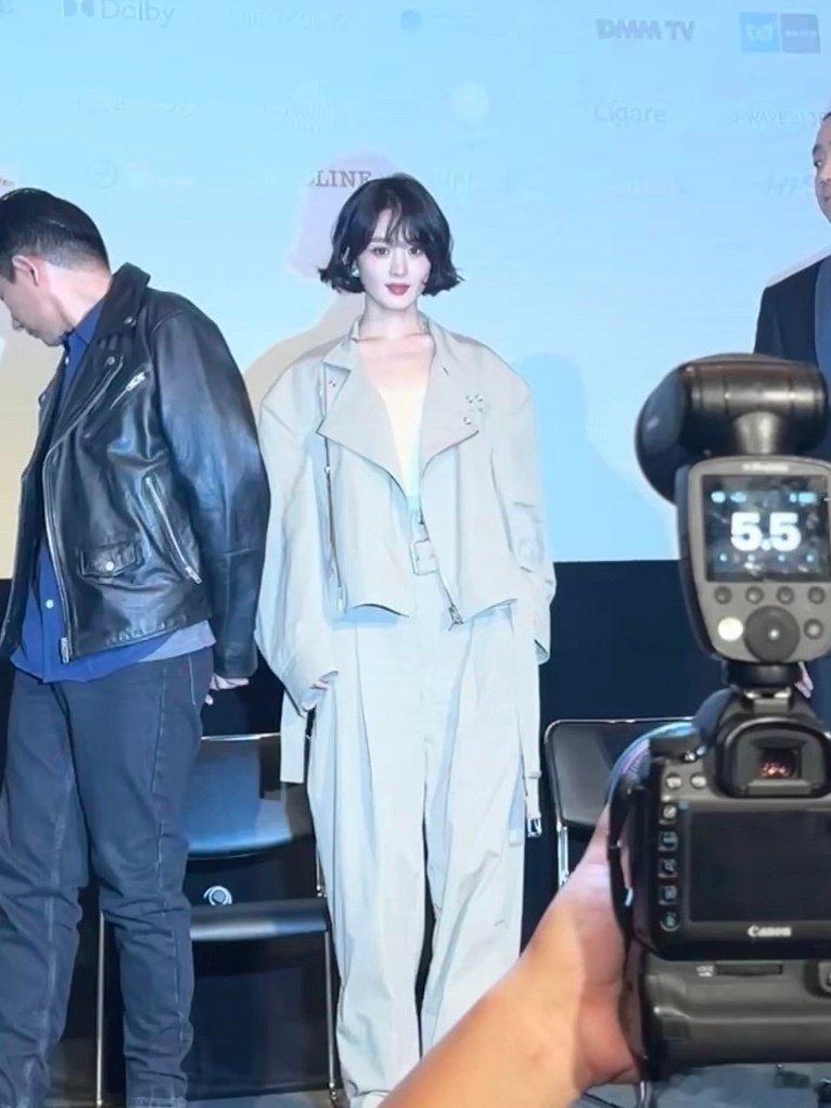 小小的一张脸上布满了五官 ​ ​​​